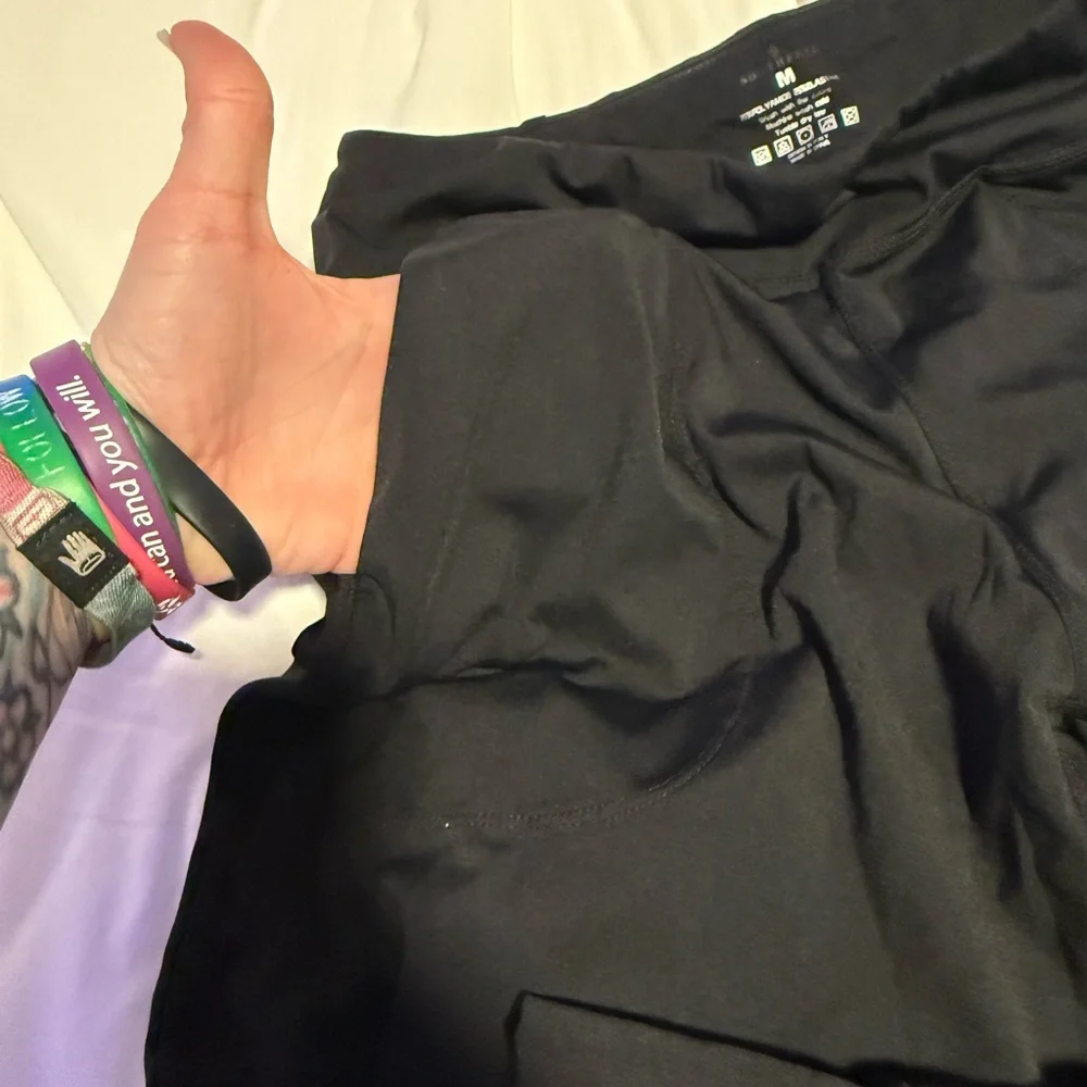 Soothfeel black joggers super soft wonens size medium. D5 - Picture 4 of 6